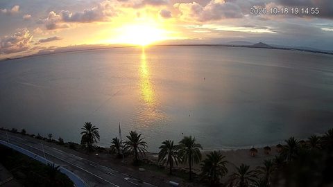Reflejos dorados del atardecer en el Mar Menor · Atardecer, La Manga del Mar Menor, 18 de octubre de 2026 19:15